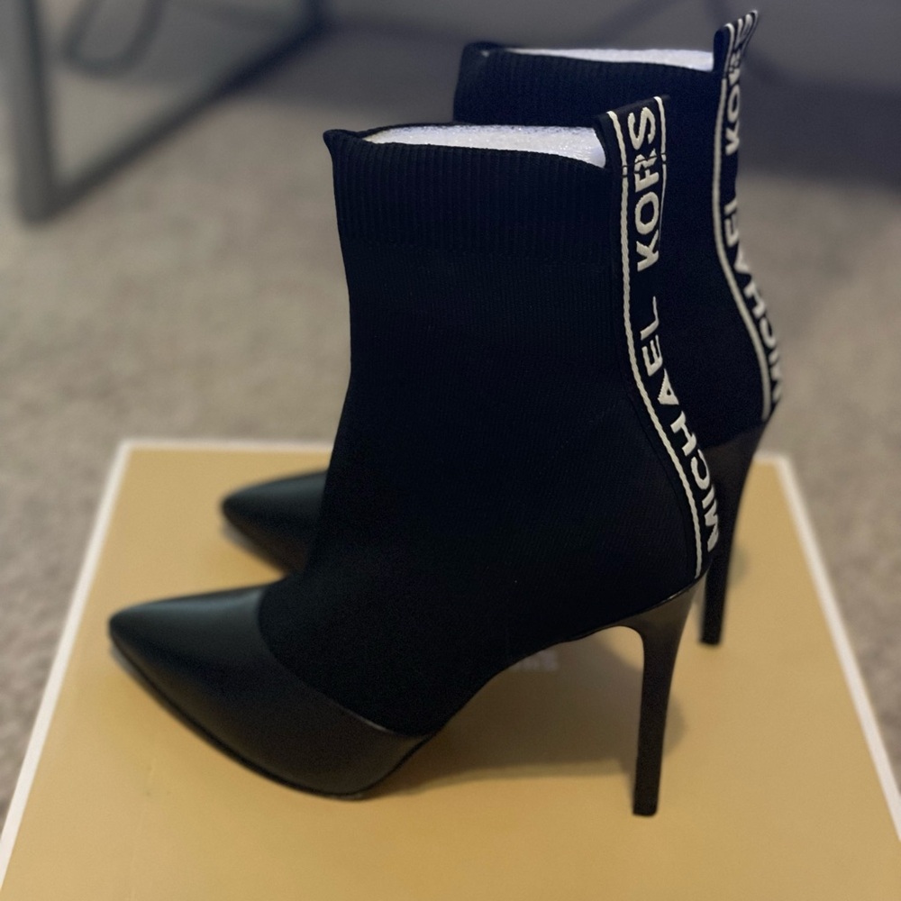 Michael Kors Classic Black Pumps - Picture 4 of 6